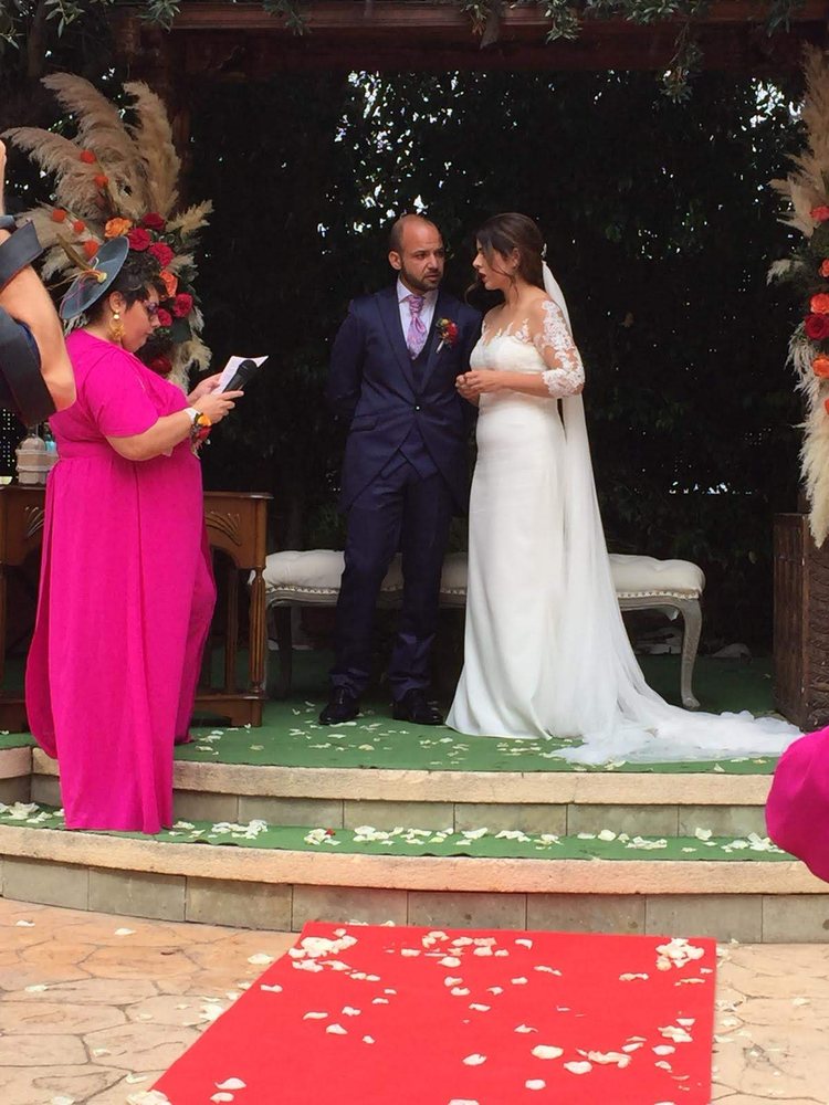Elena oficiando una boda civil ante los novios