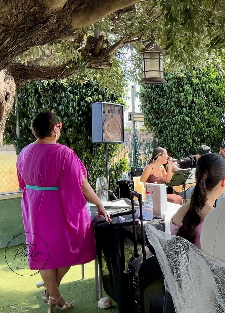 Elena esperando su turno para intervenir en un evento al aire libre